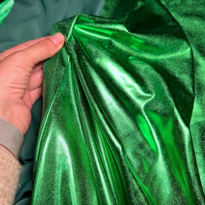 GalaTextile – Engroshandel Stofbolt – Kelly Green metallisk lammet spandexstof, 4-vejs strækfoliestof ved gården, skinnende grønt dansetøj, kostumer, luksusbeklædningsmateriale7
