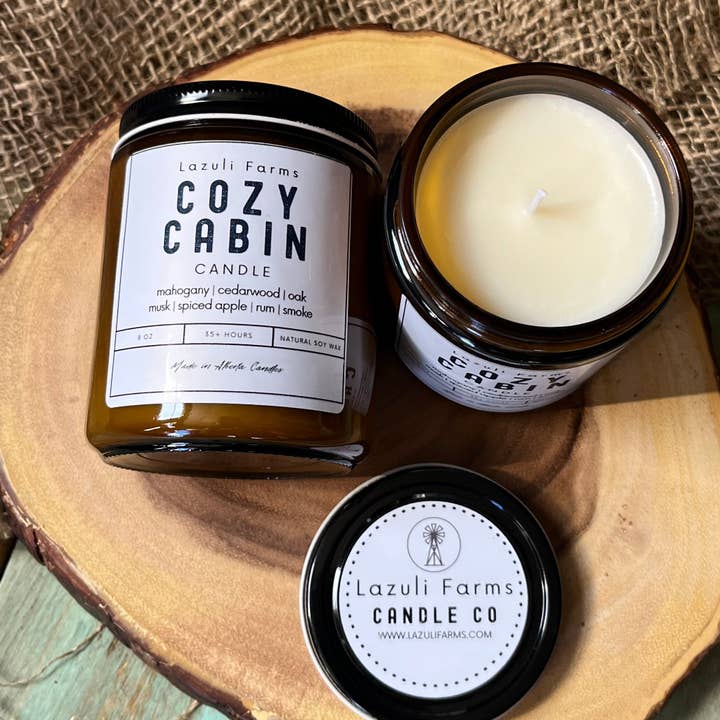 Gemütliche Hüttenkerze | Kerze aus natürlichem Sojawachs | Mahagoni Zedernholz Eiche Moschus Rauch Apfel Geranie für den Großhandel von Lazuli Farms