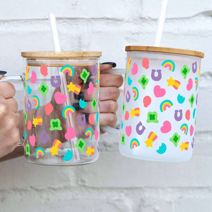 Tazza in vetro da 17 once con coperchio e cannuccia ispirata al ciondolo portafortuna di San Patrizio per la vendita all'ingrosso da parte di Sip-Sip Hooray!