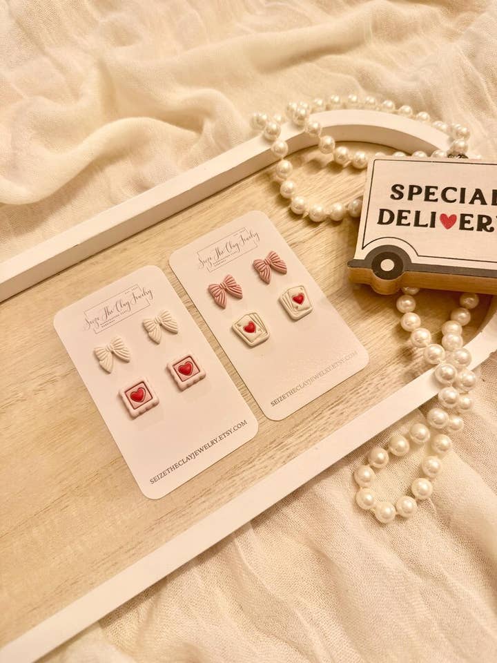 Strik Oorbellen, Hart Stempel Oorbellen, Stempel Klei Oorbellen, Aas van Harten Studs, Speelkaart Studs, Strik Klei Studs, Meisjesachtige Studs voor wholesale door SeizeTheClayJewelry