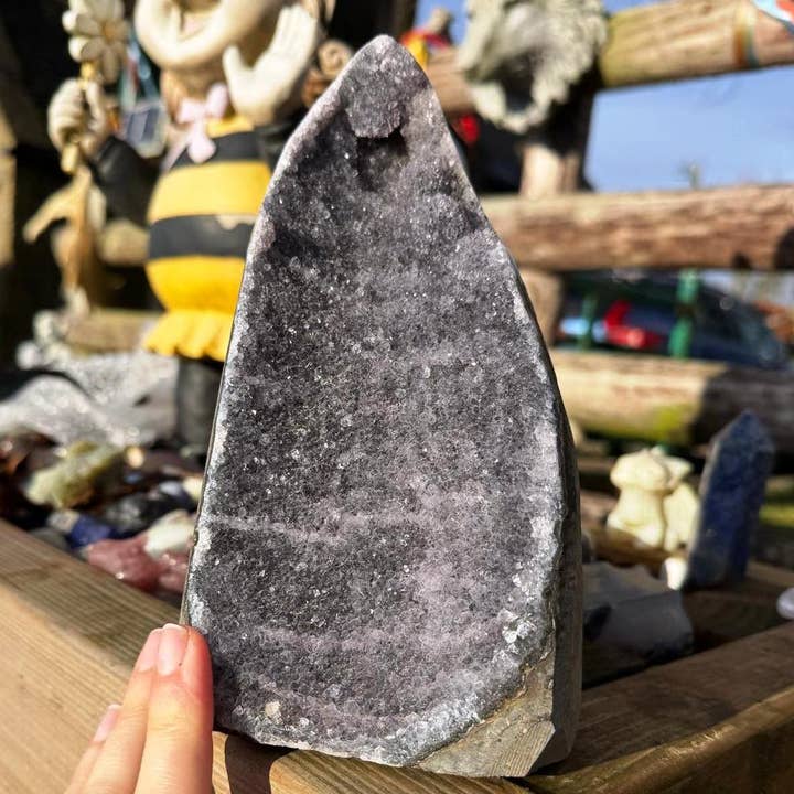 Høj ametyst 17 cm Sylvester til vinduesudstillings midtpunkt for engroshandel hos Elf Kendal Hippies