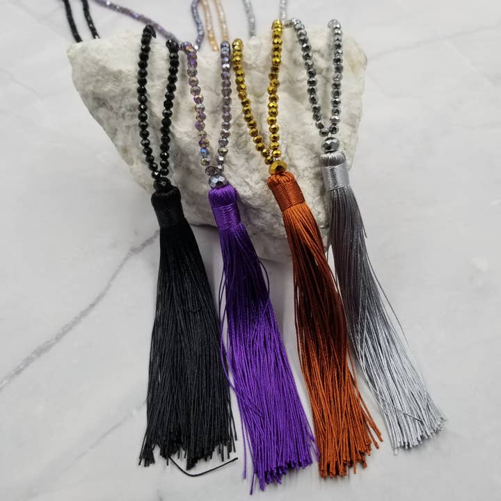 Halskette mit langen Quasten und Kristallen im Boho-Stil für den Großhandel von The Pretty Jewellery