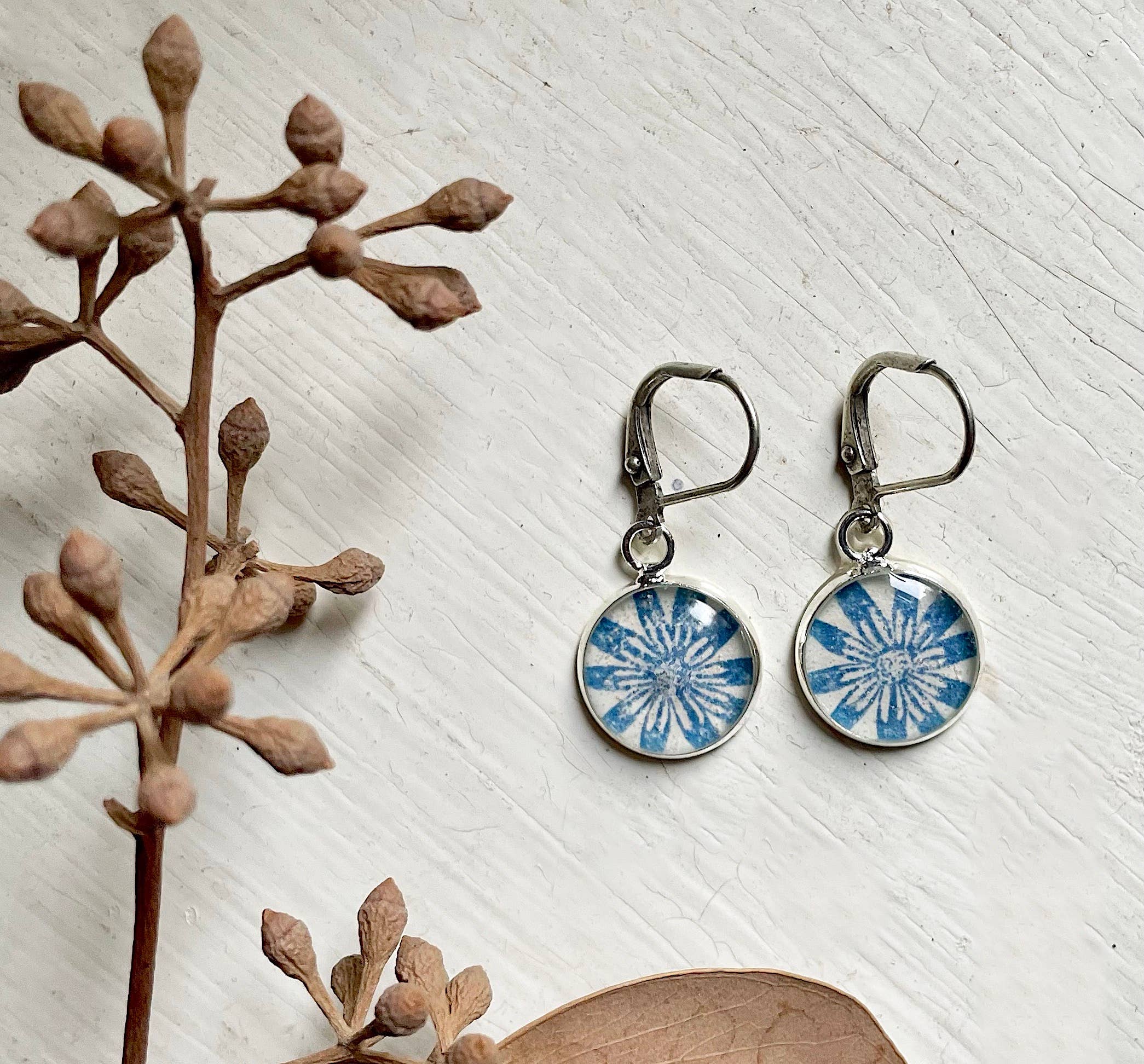 joeyfivecents - Vente Boucles d'oreilles pendantes - Boucles d'oreilles pendantes estampées à la main - plantes bleues, champignons, abeilles6