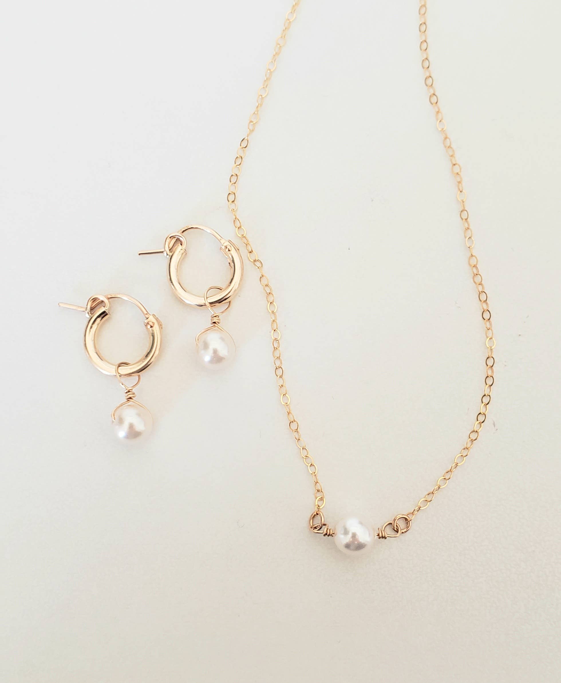 Aden + Claire Jewelry - Vente Petits anneaux - Boucles d'oreilles Huggie dorées avec perles2