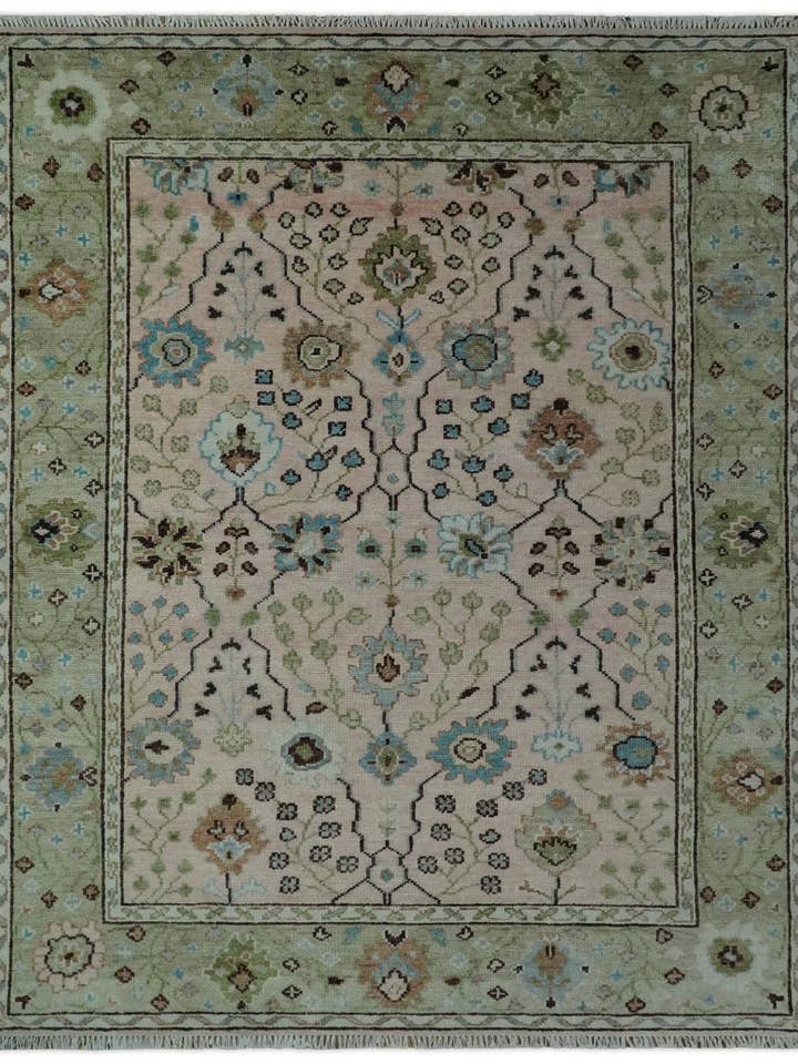 Antieke stijl bloemen handgeknoopte perzikroze en groene op maat gemaakte wollen vloerkleed. voor wholesale door The Rug Decor, Inc.