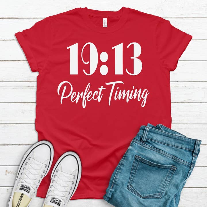 T-shirt Sorority unisexe 1913 Perfect Timing • Col rond pour la vente par CoRo & Company