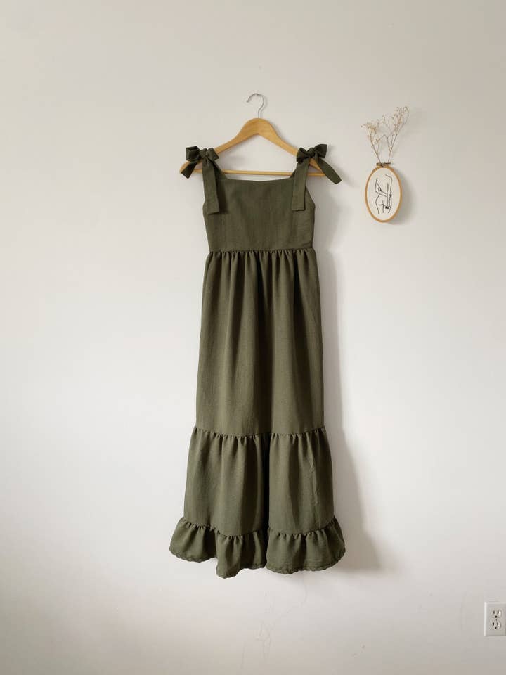 Robe Sofia Kaki pour la vente par Rubis Pastel