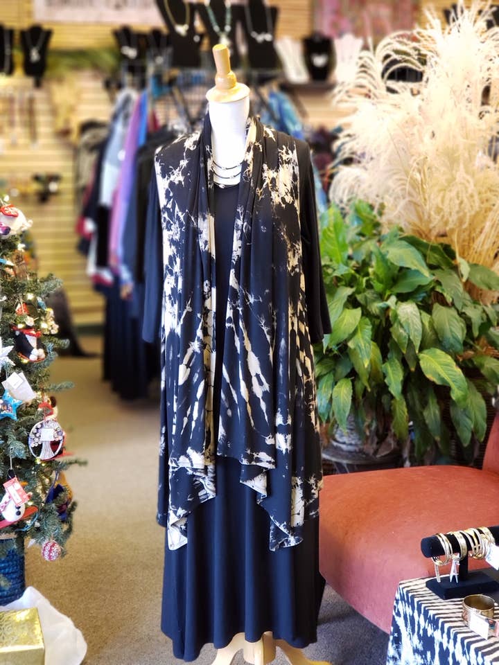 Gilet long Tie Dye avec boutons à bandoulière pour la vente par Zumi