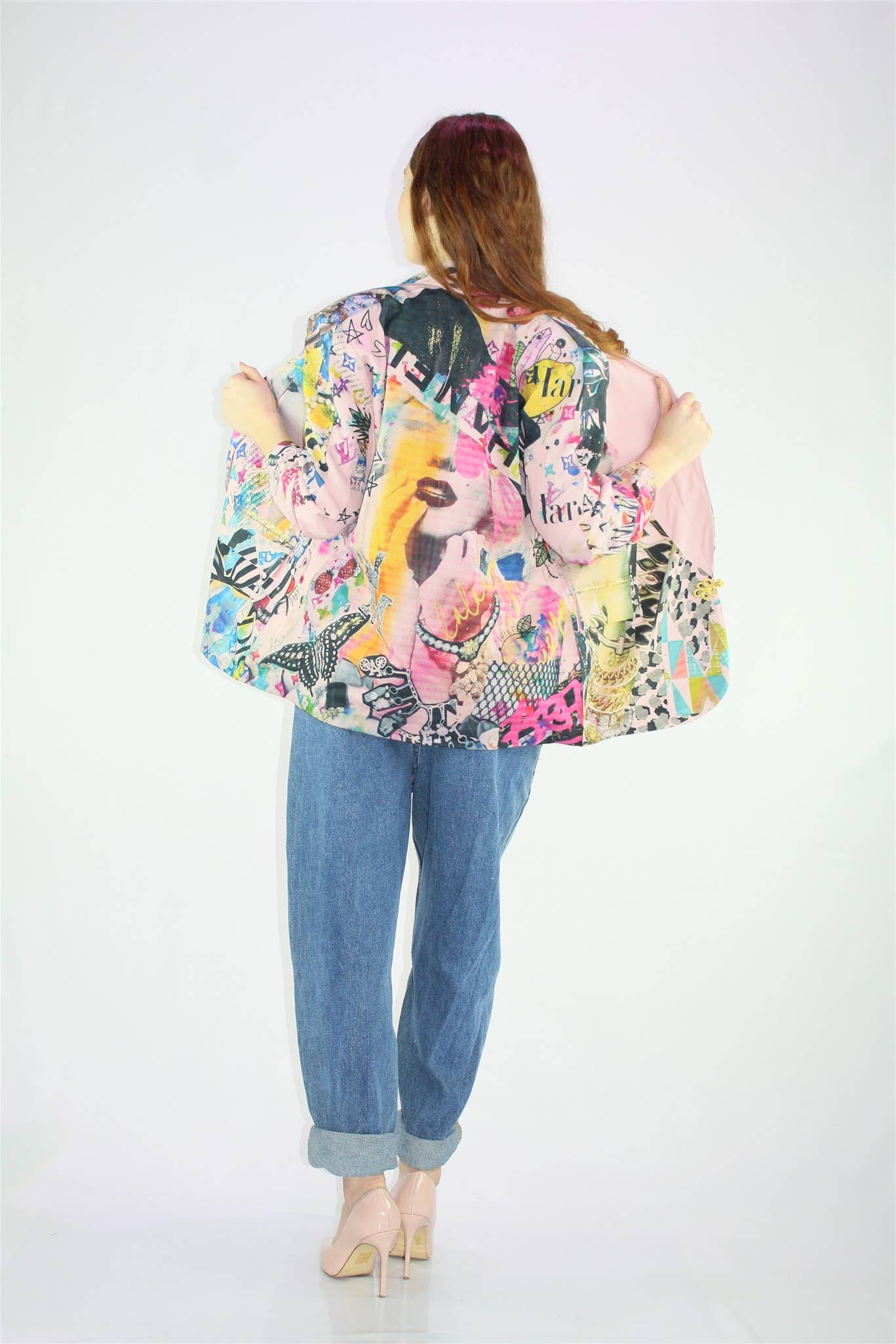 apiedinudinelparco - Vendita all'ingrosso Giacca - Donna - GIACCA BLAZER DONNA MANICHE ARRICCIATE FANTASIA STREET ART 7