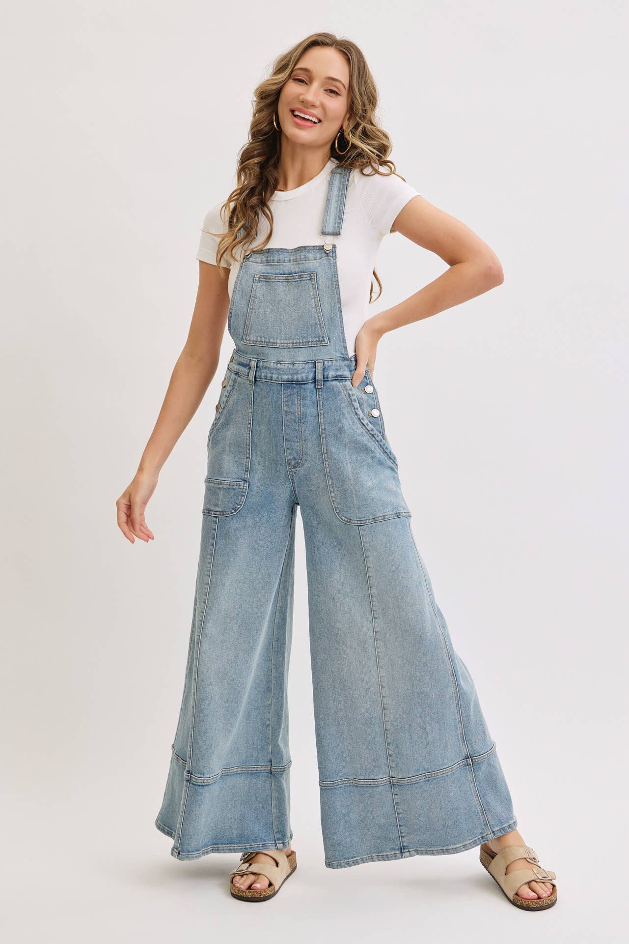 DENIMBLAUW DENIM OVERALL MET WIJDE PIJPEN voor groothandel op Faire9