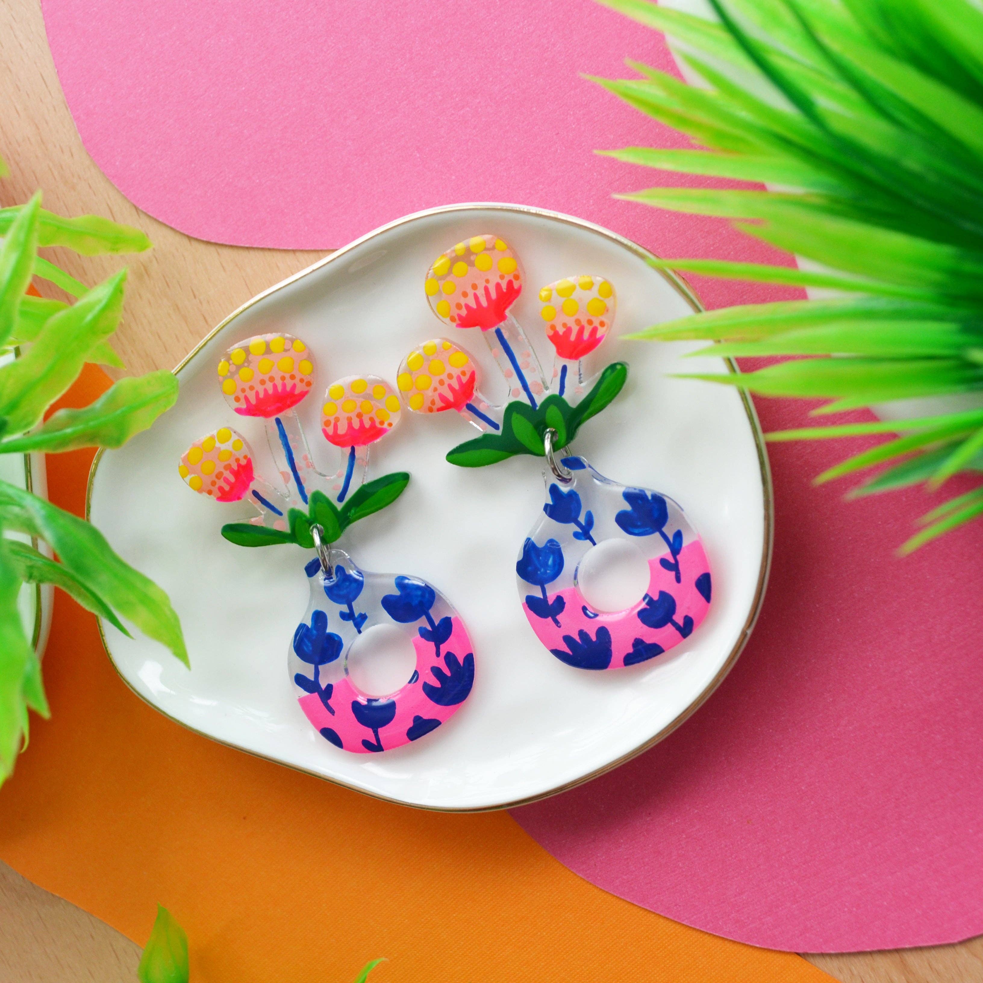 Boo and Boo Factory - Wholesale Hangende/ronde oorbellen - Neonroze bloemoorbellen in vazen met botanische patronen2