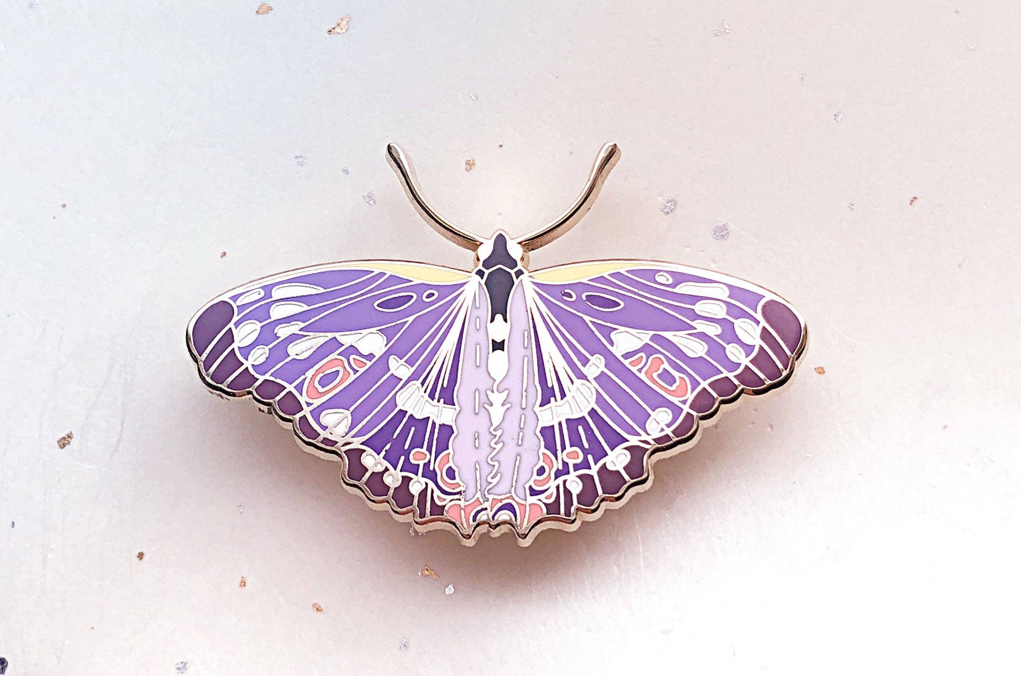 Alum and Ink - Venta al por mayor Botón/prendedor - Alfiler esmaltado con forma de mariposa emperadora morada pequeña (Apatura ilia)7