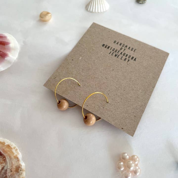 UniqueAuroraJewelry - Vendita all'ingrosso Orecchini a cerchio - Orecchini a cerchio con perle di legno | Gioielli sostenibili
