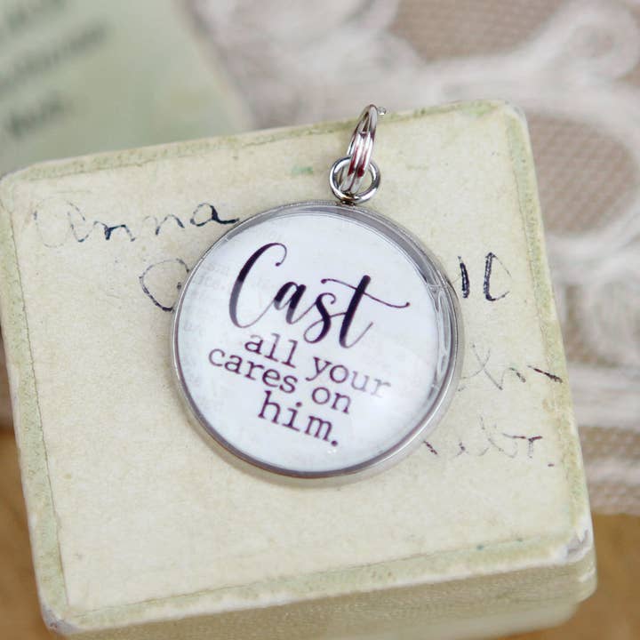 Breloque ronde Cast All Your Cares Faith Scripture pour la vente par Jennifer Dahl Designs LLC