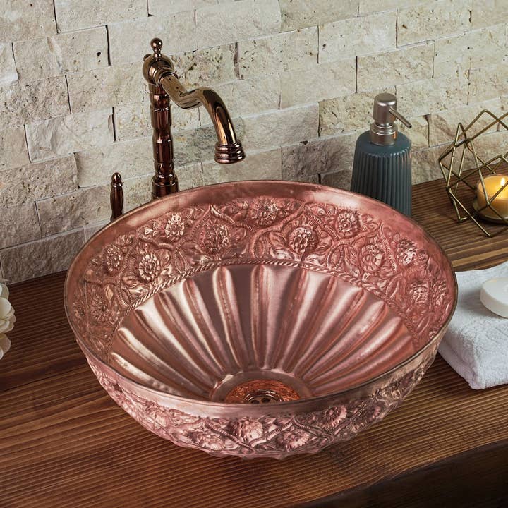 Graviertes Kupfer-Waschtischbecken mit floraler Oberfläche | Handgefertigtes Kupfer-Badezimmer- und Küchenspülbecken *Ablaufkappe inklusive* für den Großhandel von ALFIQ Copper