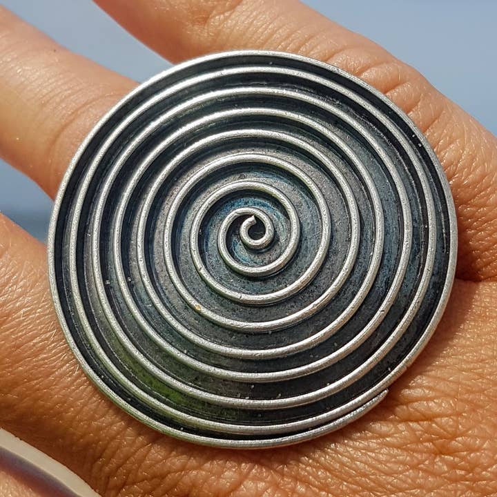 R1260 | Stor rund justerbar ring i burmesisk sølv for engroshandel hos Ambra Schmuck