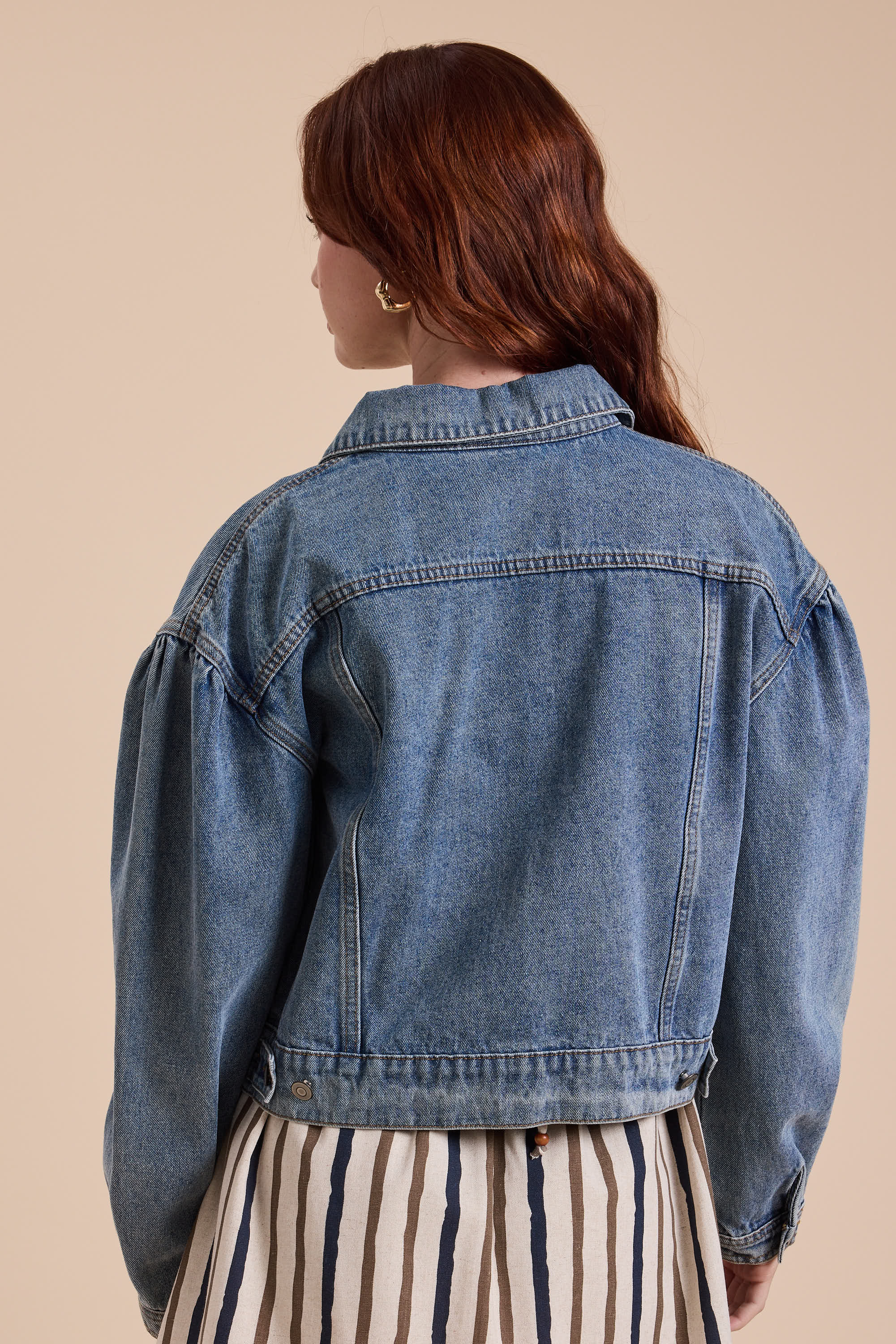 DENIM J4559 GIACCA IN DENIM A MANICHE LUNGHE CON MANICHE A SBUFFO in vendita all'ingrosso su Faire2