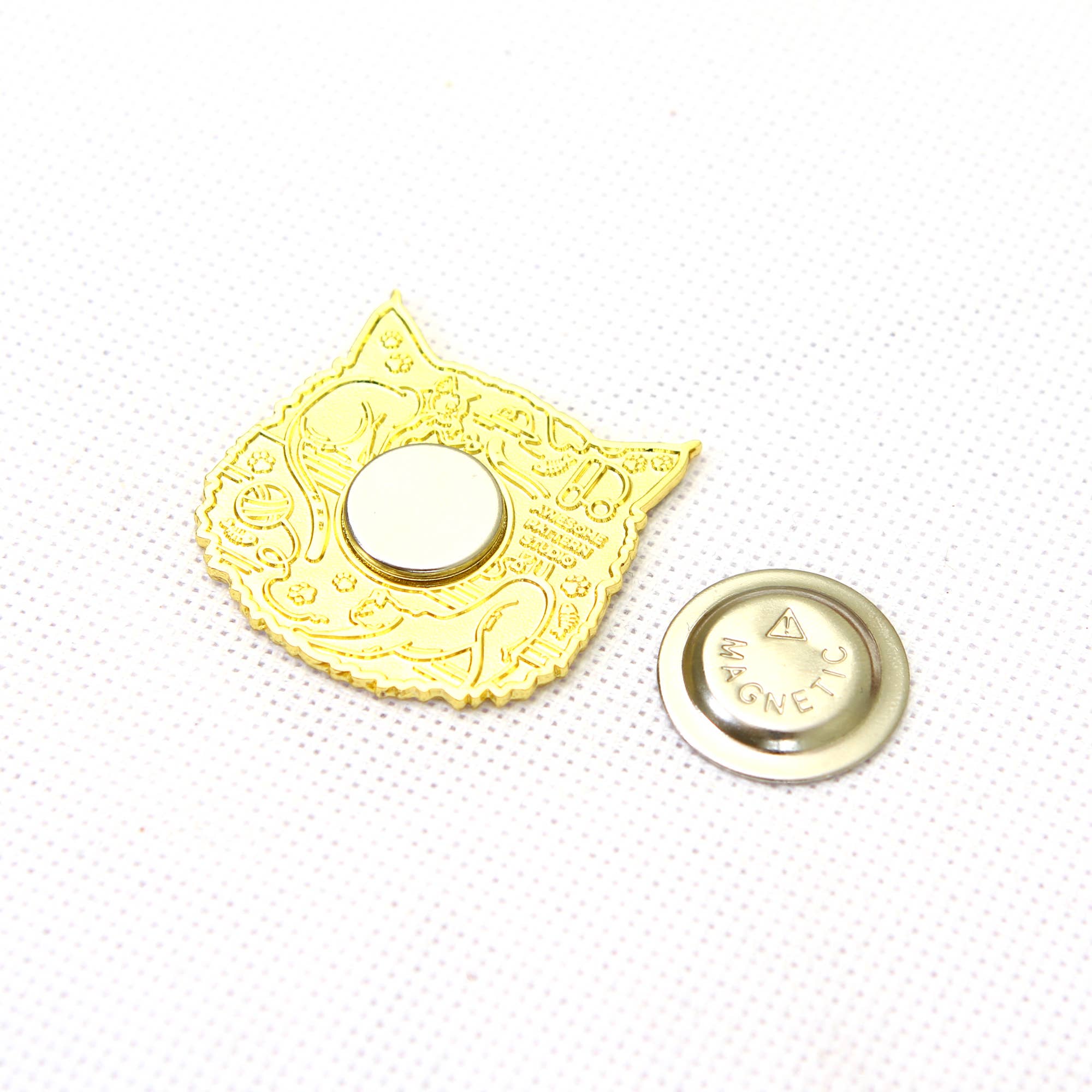 Awesome Pattern Studio - Wholesale Embroidery/Cross Stitch Supplies - Mandala Cat - Magnetic Needle Minder Set #14