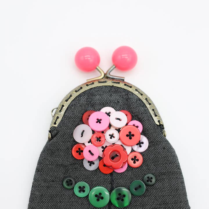 Jianhui London - Vendita all'ingrosso Portamonete - Donna - BORSETTE PICCOLE FATTE A MANO - DENIM E BOTTONI ANTRACITE RICICLATI4