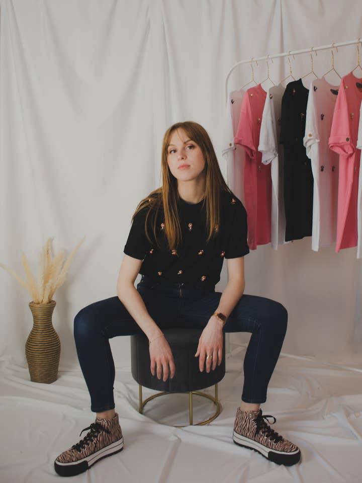 Camiseta Romy bordada a mano con cuentas en tonos rosa/dorado para venta al por mayor de FACETTE