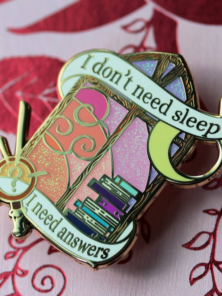 j'ai besoin de réponses - pin émaillé amateur de livres pour la vente par Geek and Artsy