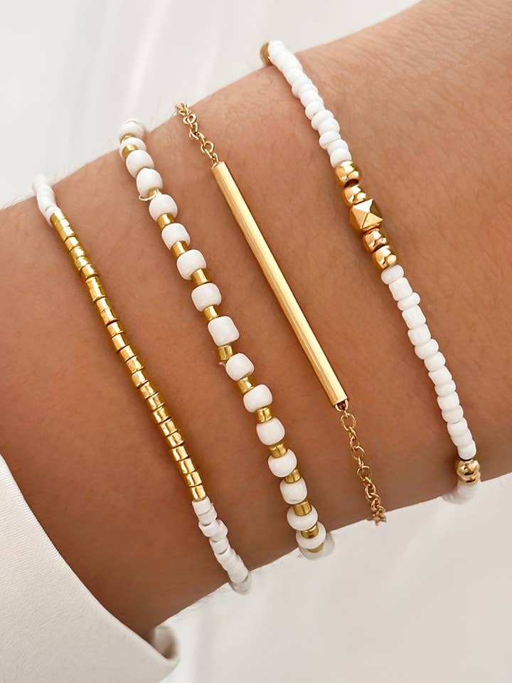 Ensemble de Bracelets Fins Multicouches à Perles Dorées pour la vente par Aapparella