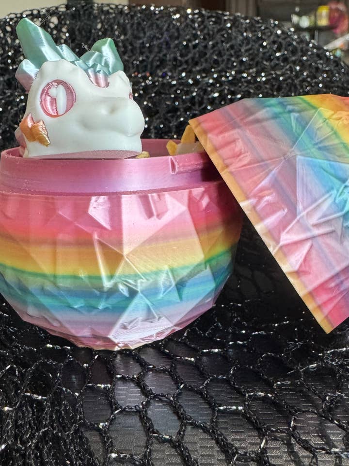 Œuf de dragon mystérieux pour la vente par Crayon Eater Designs