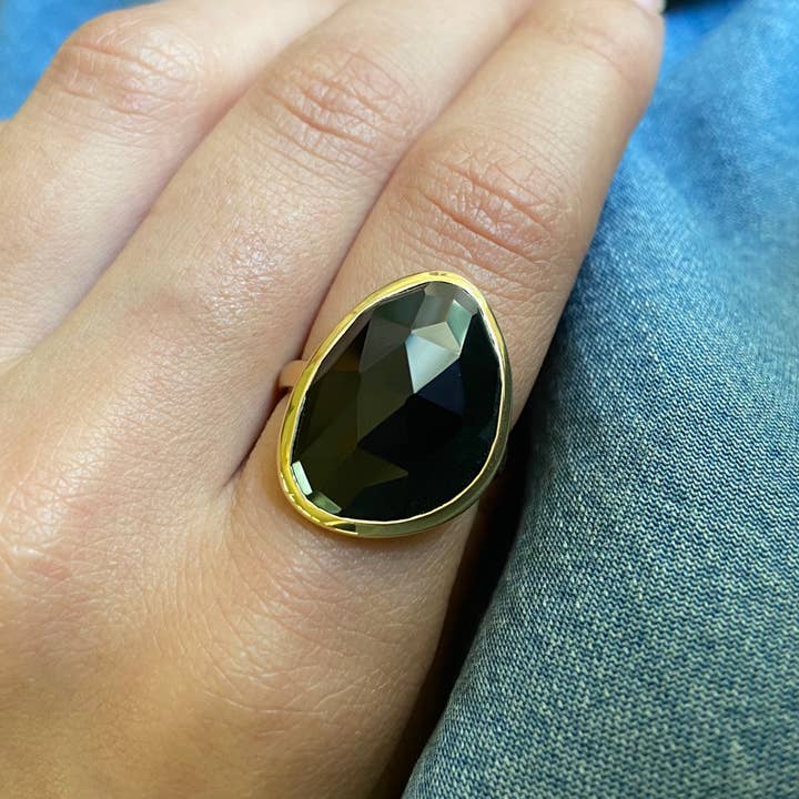 Kamaria Jewelry - Vendita all'ingrosso Anelli cocktail/statement - Anello da cocktail in oro con grande pietra preziosa, con spinello nero
