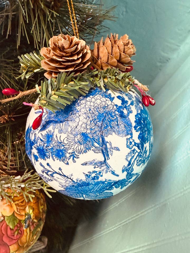 Ornement décoratif Blue Willow pour la vente par Wild Child Art Studio