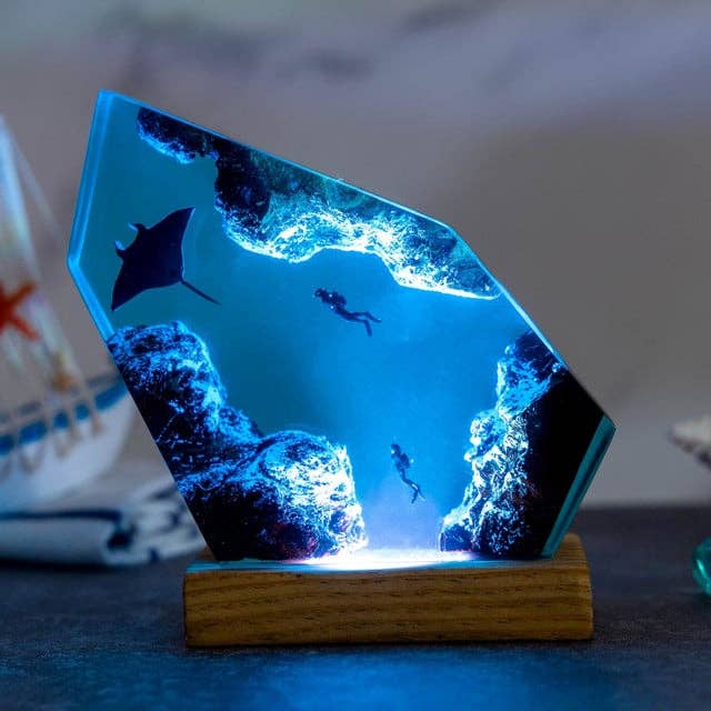 Merchemy - Wholesale Decorative Tabletop Object - Manta Rays and Diver Resin Lamp, Ocean Vibes Epoxy Decor