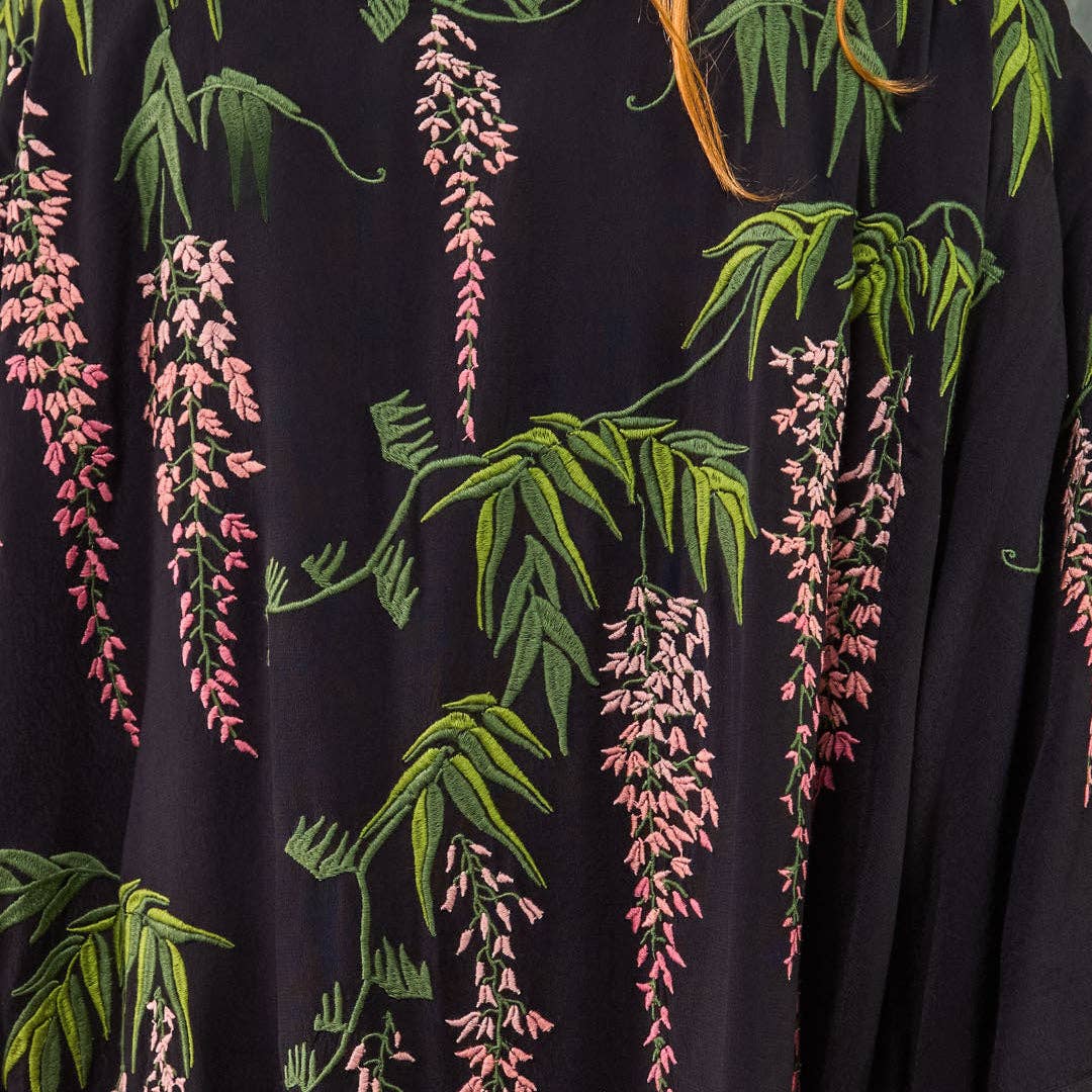 Artemis Muse - Vente Kimono – femme - Kimono court noir doublé avec broderies glycine et chrysanthème en rose et vert7