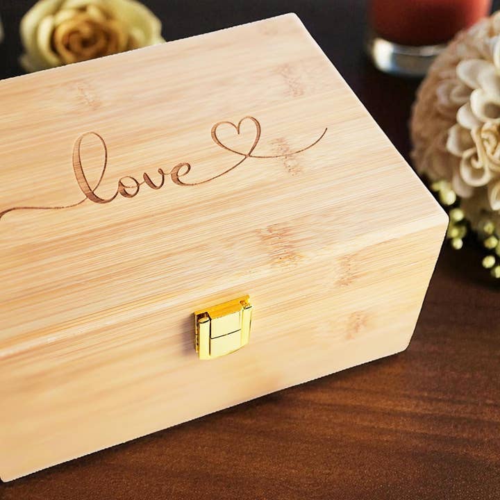 Boîte souvenir en bambou gravée : Design 'Amour' - Coffre à souvenirs de mariage avec personnalisation optionnelle pour la vente par Newfashioned Relics