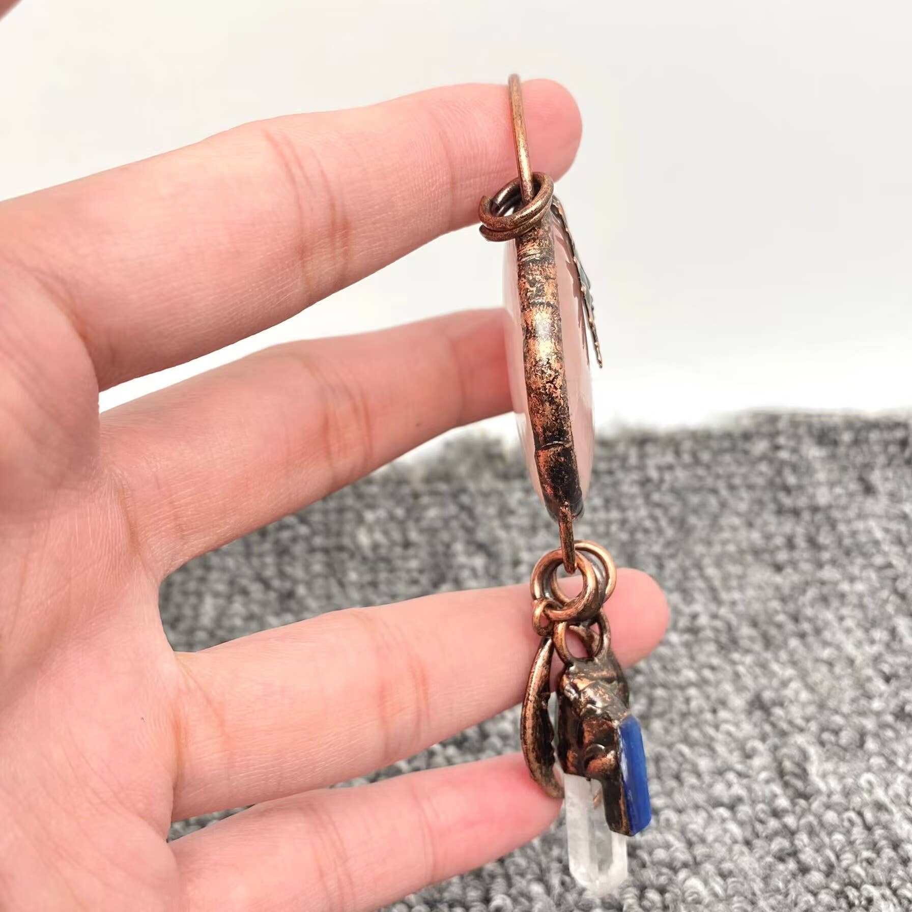 Mio Queena - Wholesale Spiritual Stone/Crystal - Natural Stone Crystal Sun God Moon Craft Charm - CS1