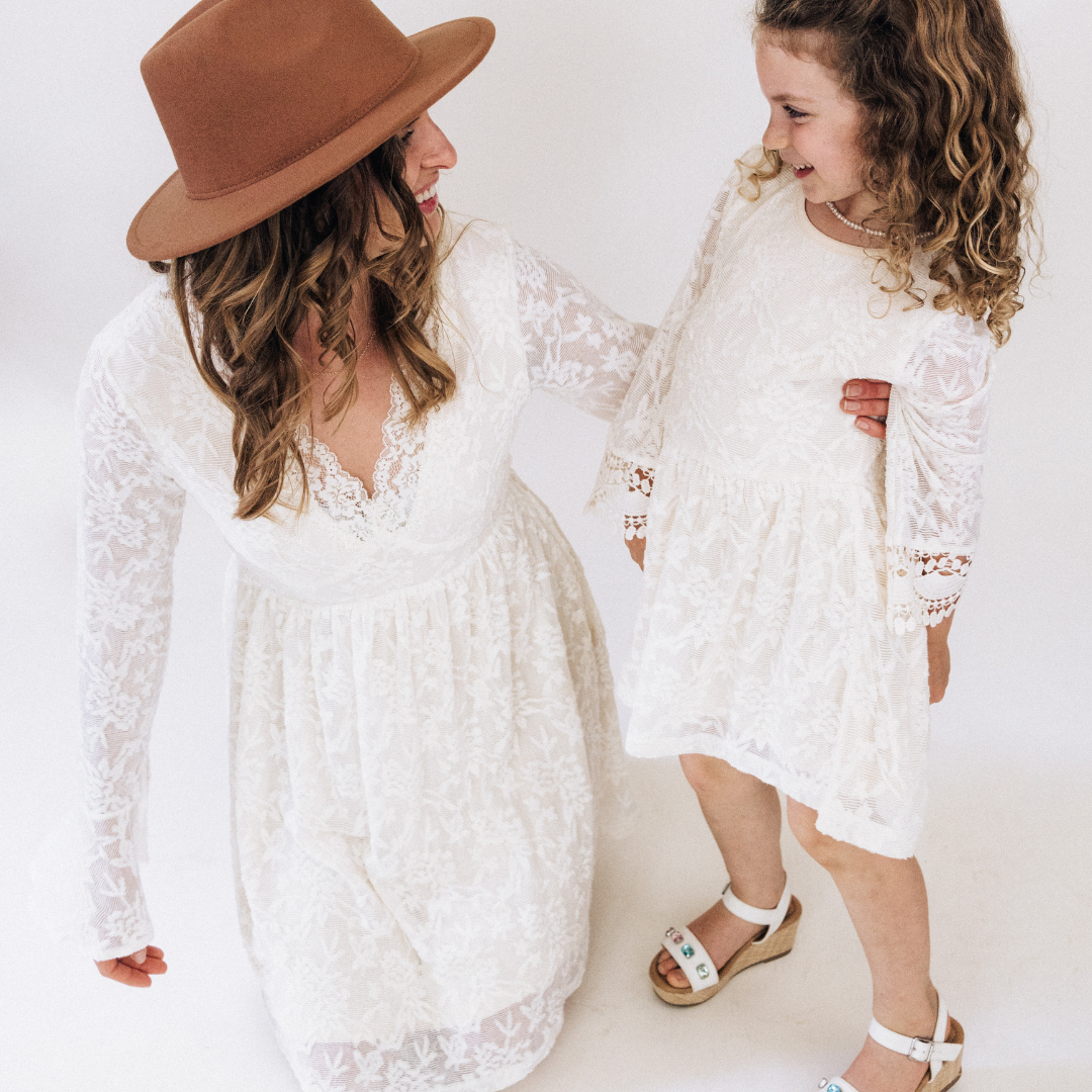 HAHA MAMA Clothing - Venta al por mayor Conjunto de mamá y bebé - Vestido Mommy & Me de encaje marfil para niño13