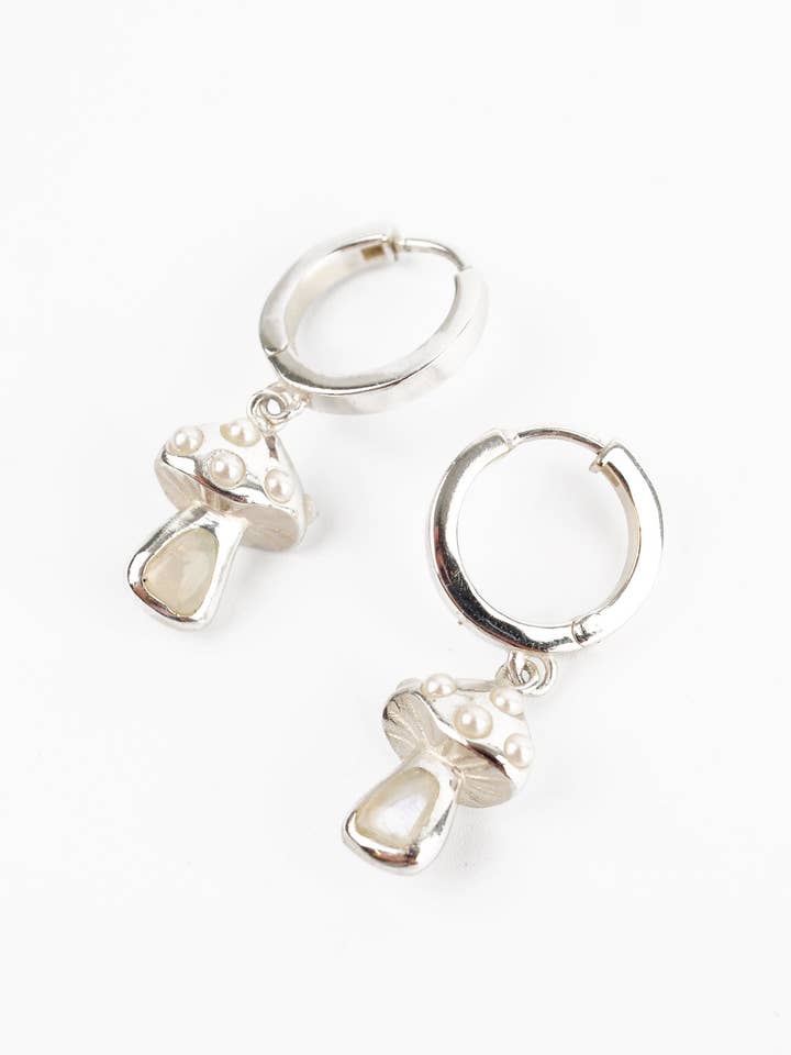 ZILVEREN HOEPELOORBELLEN MET PARELS EN REGENBOOG EN MAANSTEEN voor wholesale door My Doris