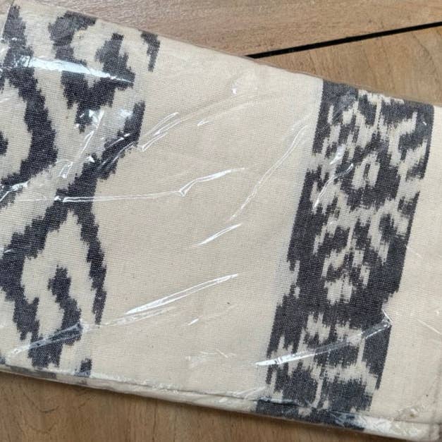 Kasih Co-op - Vendita all'ingrosso Plaid - Coperta Ikat, bianca e grigia tessuta a mano in Indonesia5