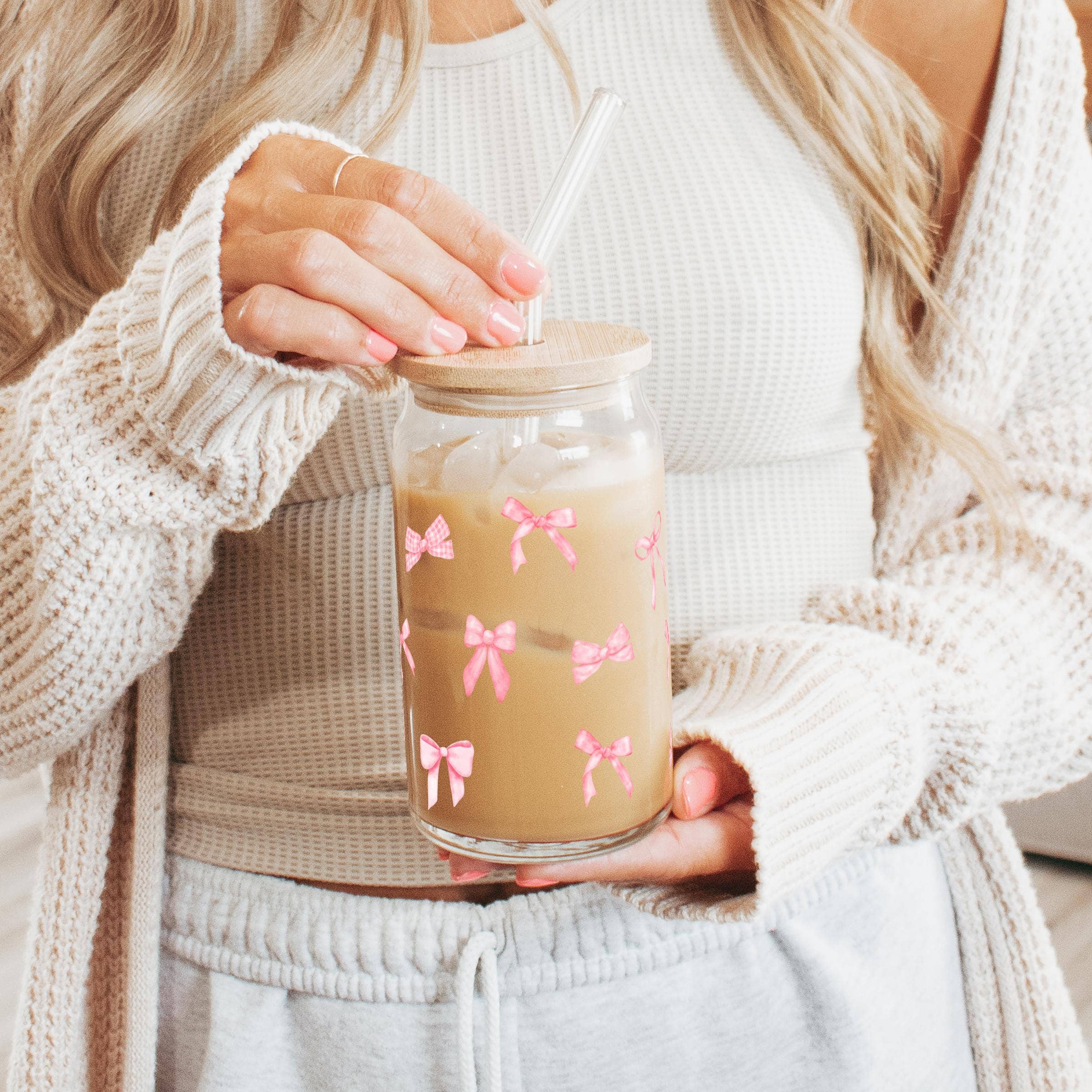 Sip-Sip Hooray! - Venta al por mayor Vaso/copa - Lata Coquette Pink Bows de vidrio de 16 oz con tapa y pajita2