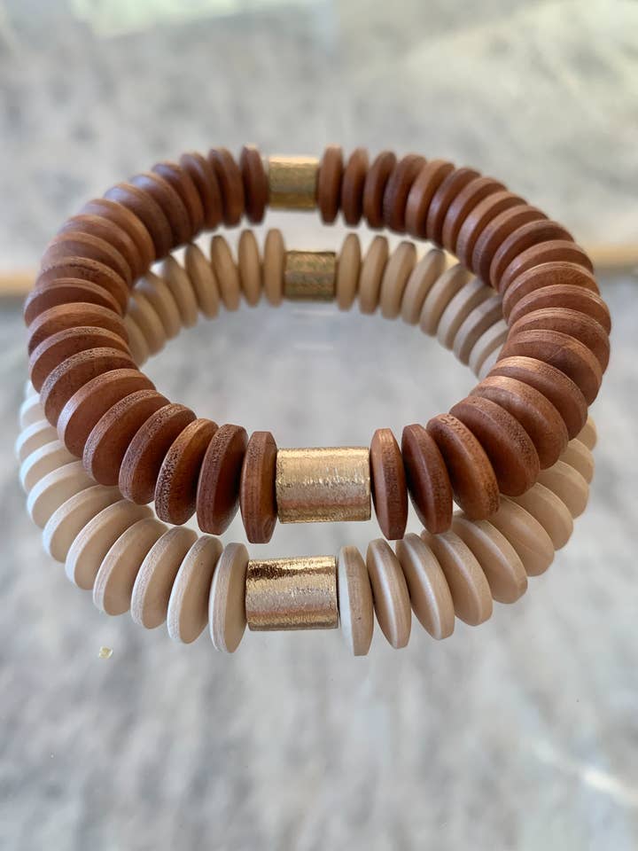 Bracelets en bois avec perles et accents dorés pour la vente par Grace Designs