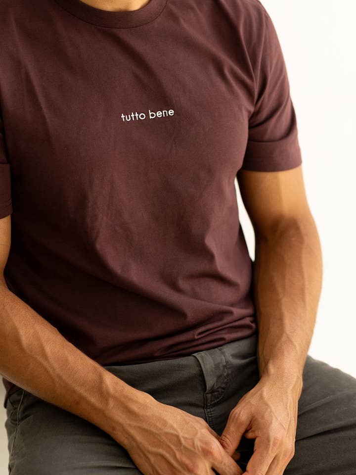 tutto bene T-Shirt Unisex Burgunderrot + Weiß für den Großhandel von &Friends