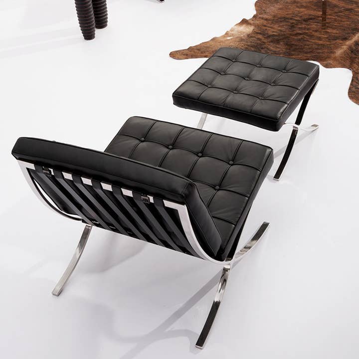 Grand fauteuil capitonné et pouf pour la vente par YAYATOPIA