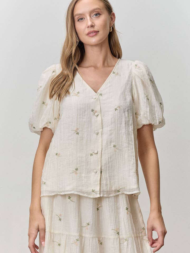 TOP ABOTONADO CON CUELLO EN V BORDADO FLORAL para venta al por mayor de Polagram by Wellmade USA