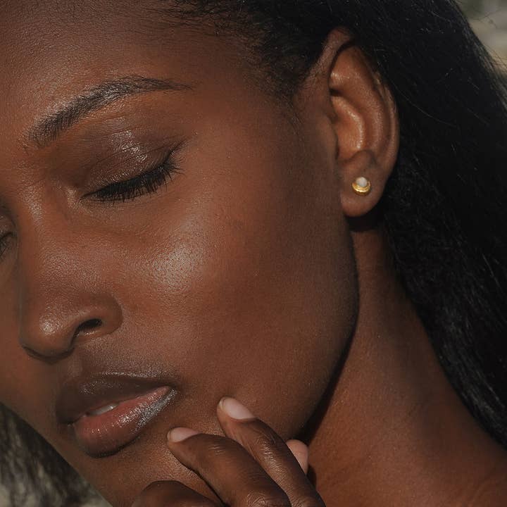 Satya Jewelry – Engroshandel Ørestikkere – Lyse månestenøreringe med vugge1