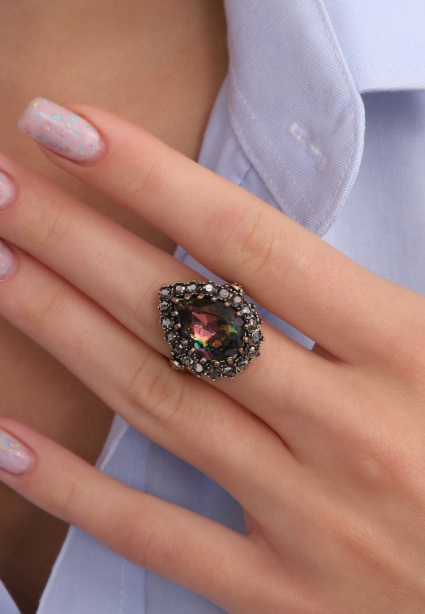 AVENS – Großhandel Cocktail-/Statement-Ring – Handgefertigter Ring in freier Größe mit mehrfarbigem Sultanitstein1