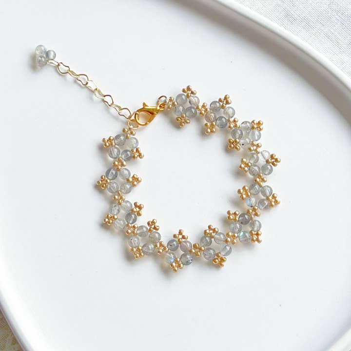 Bracelet en perles de pierre de lune arc-en-ciel naturelle pour la vente par Ninaouity