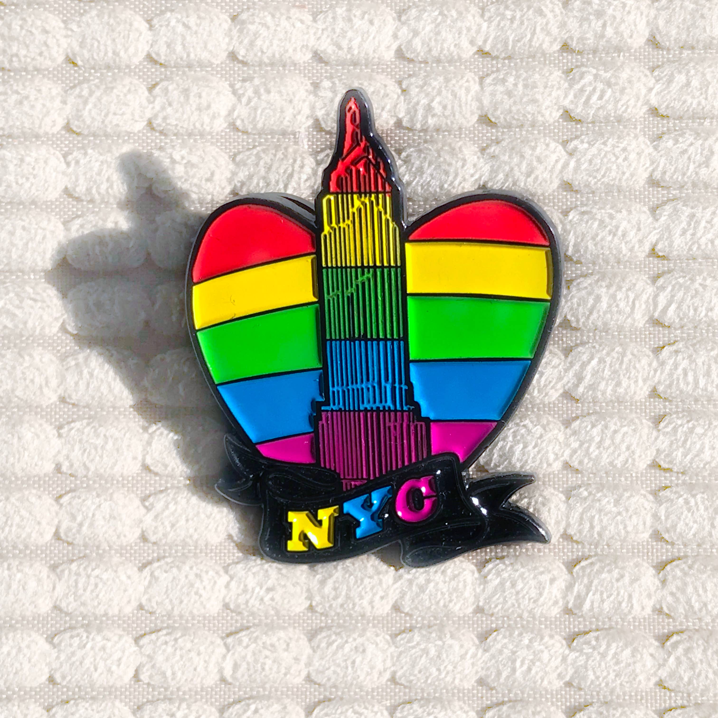 Peachy Kings / Kweer Cards - Vendita all'ingrosso Spilla da bavero - Spilla Gay Pride di New York (NYC, Queer, LGBTQ)