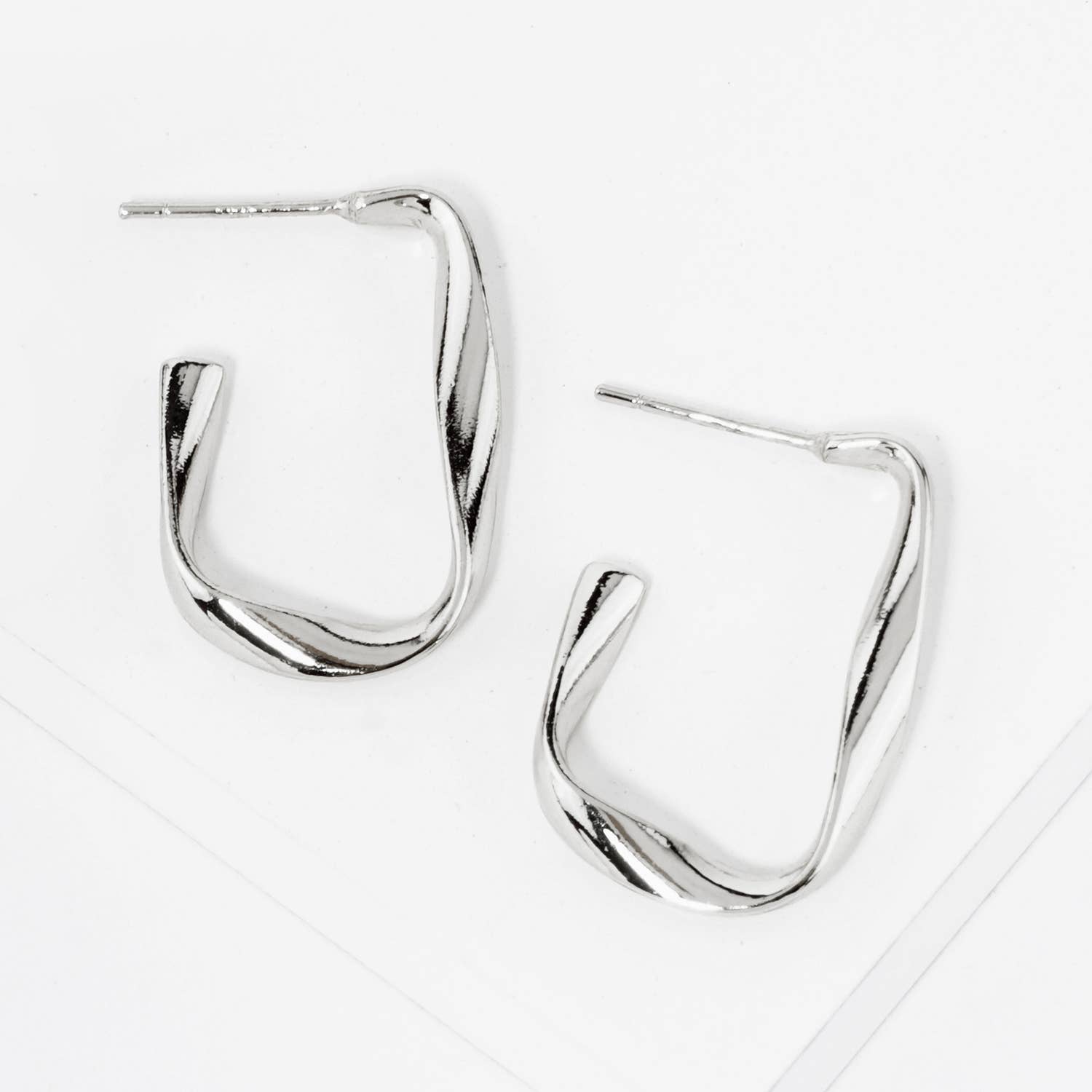 OHBOOBA DESIGN – Brincos de argola por atacado – BRINCOS DE ARGOLA RETANGULARES DE 25MM COM IMERSÃO EM OURO 18K2