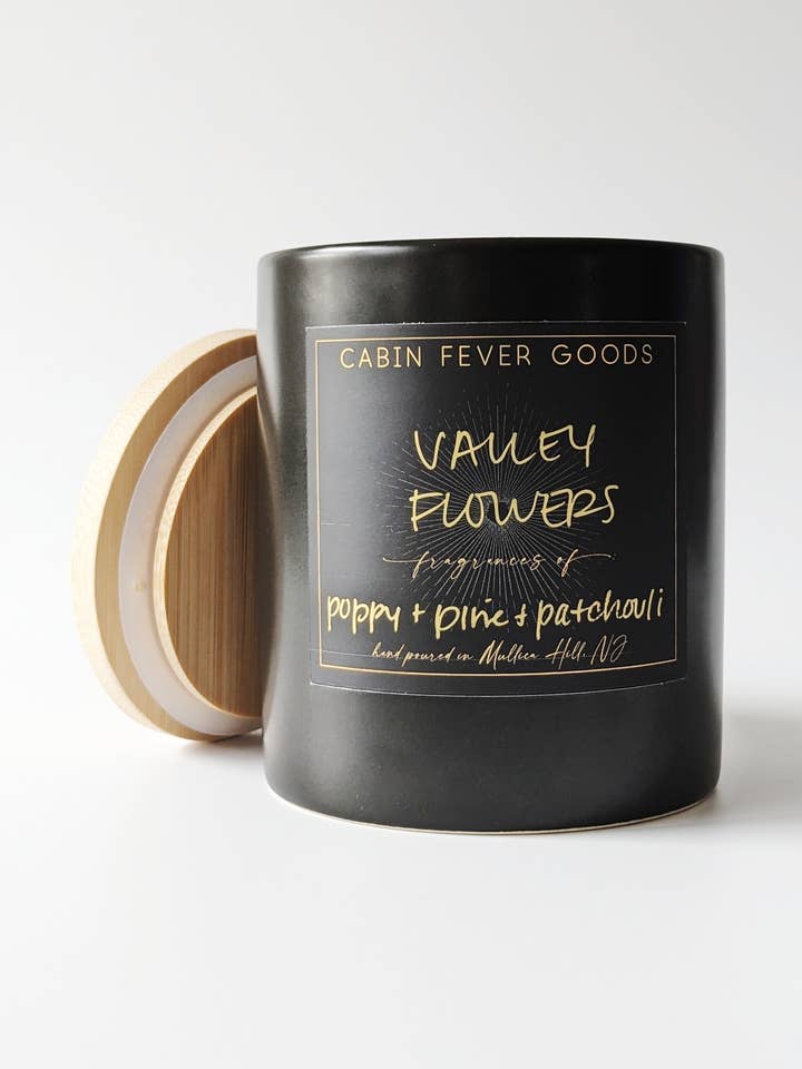 Valley Flowers, candela in barattolo da 30,5 ml, colore: papavero e patchouli per la vendita all'ingrosso da parte di Cabin Fever Goods