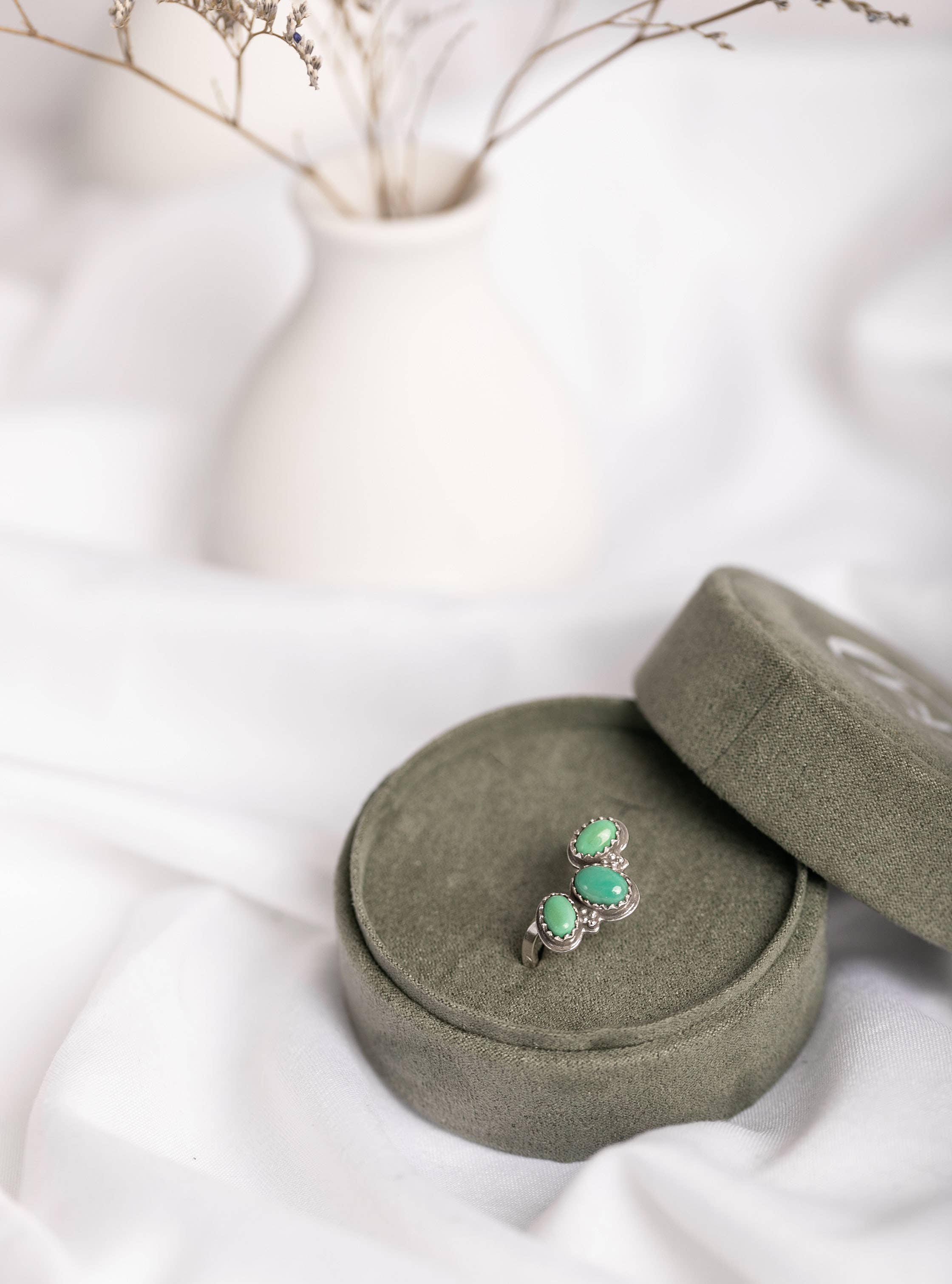 Moxie Maine – wholesale Multi-stone ring – 406: Curved Turquoise Multi-stone Ring 925