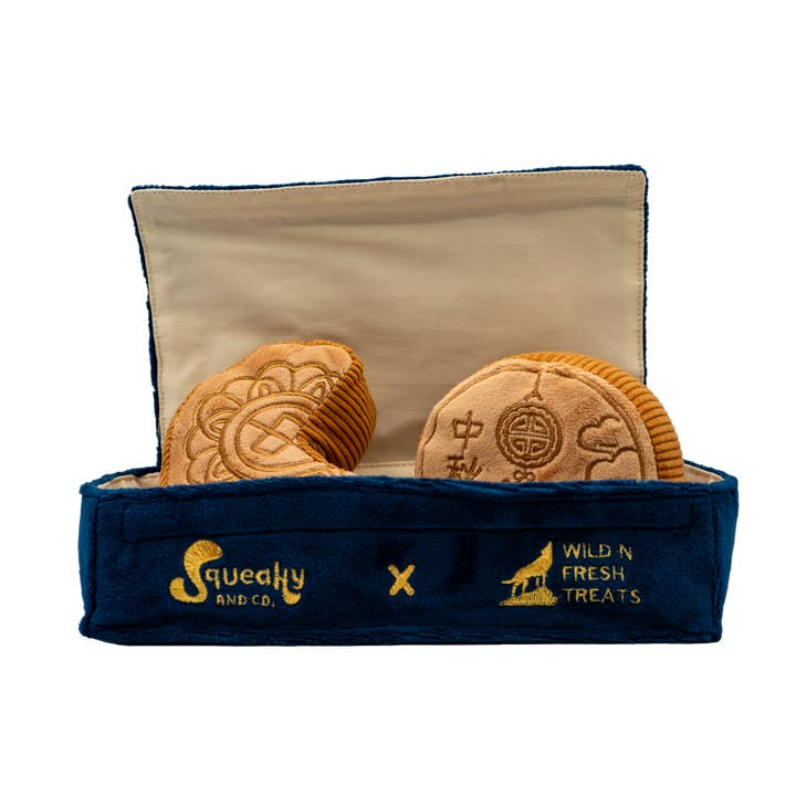 Wild n Fresh Treats - Vendita all'ingrosso Peluche - Cani - Giocattolo per cani a forma di scatola di mooncake per il Festival di Metà Autunno con Squeaky e Co - Originale1