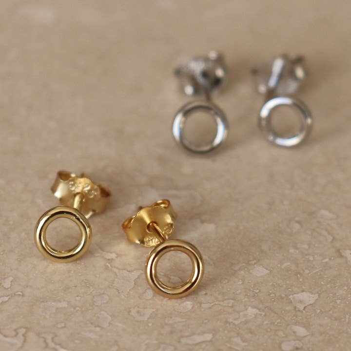Micro Cirkel Studs voor wholesale door Little Nell Jewellery